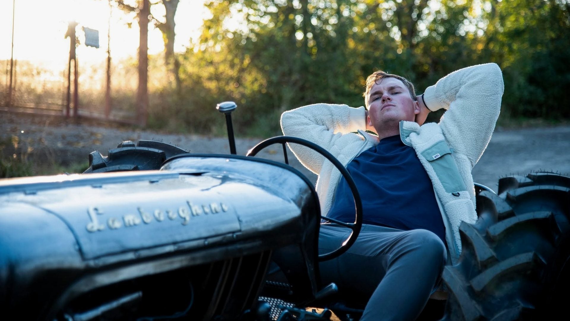 Alex, fondatorul VEKT, la volanul unui tractor vechi